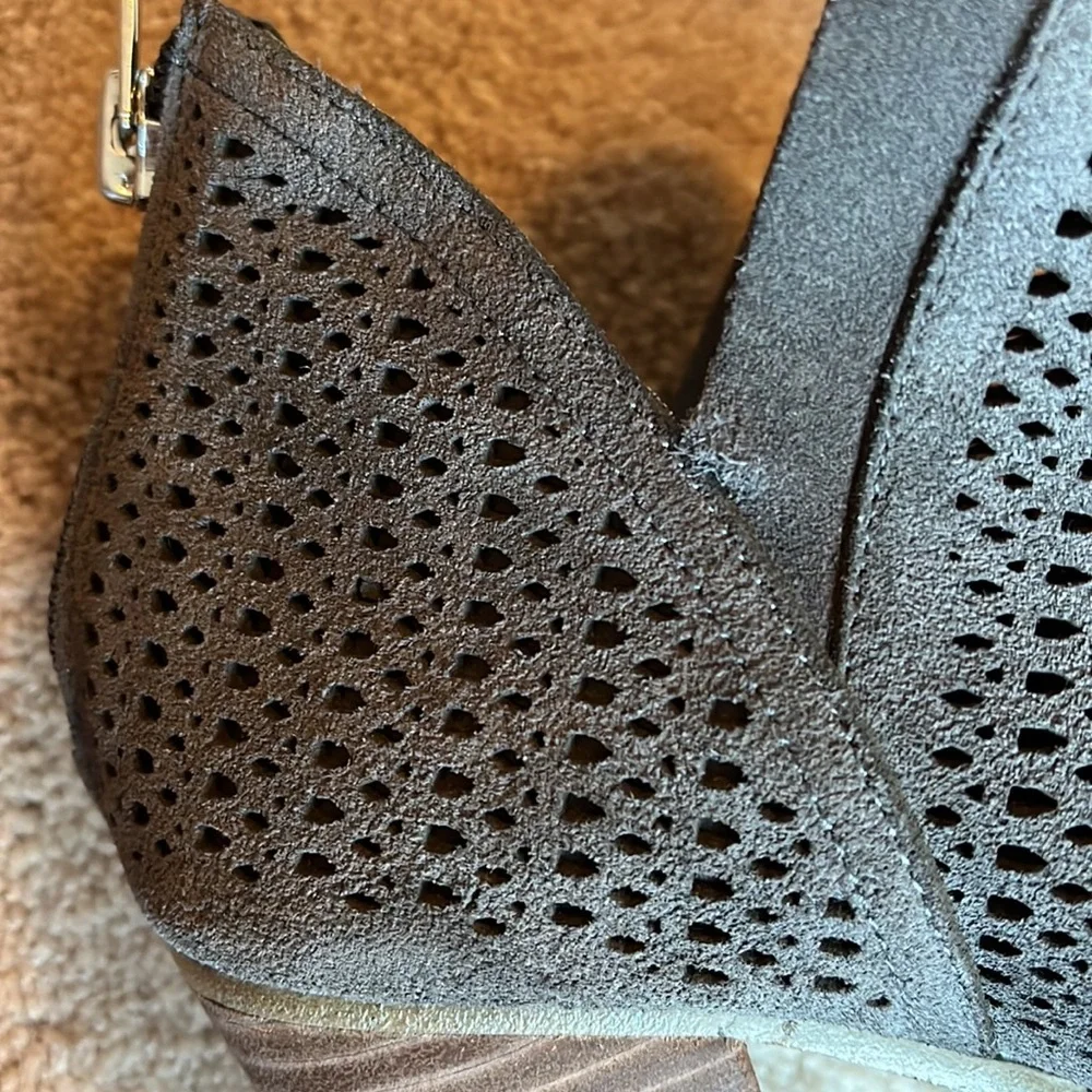 Vince Camuto perforated gray suede block heel boots size 8.5 - Picture 6 of 10